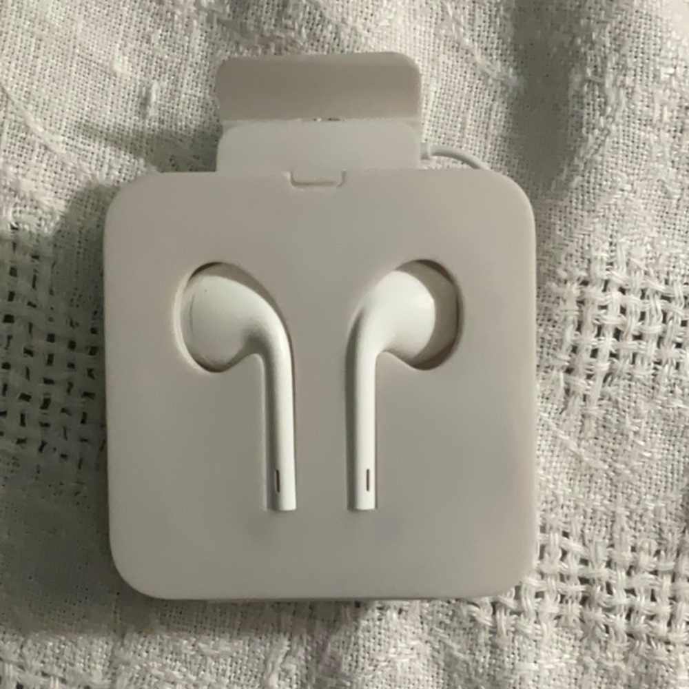 Apple Wired Ear Buds w/ Lighting Plug